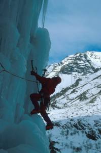 Igor Koller lezie 3. dĺžku kolmých ľadov v ceste Gramussat Direct.
